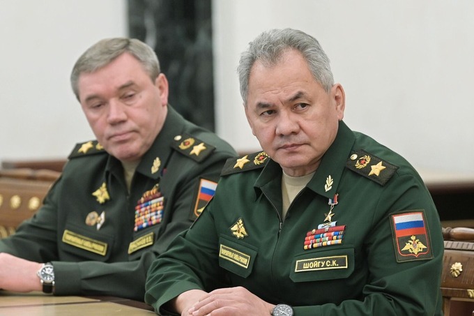 Valeriy Gerasimov (chapda) va Sergey Shoygu.