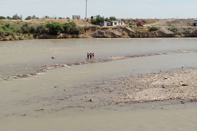 Chirchiq daryosida hushsiz holda oqib ketayotgan erkak qutqarildi