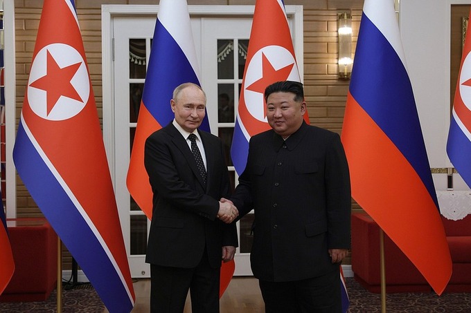 Vladimir Putin va Kim Chen In.