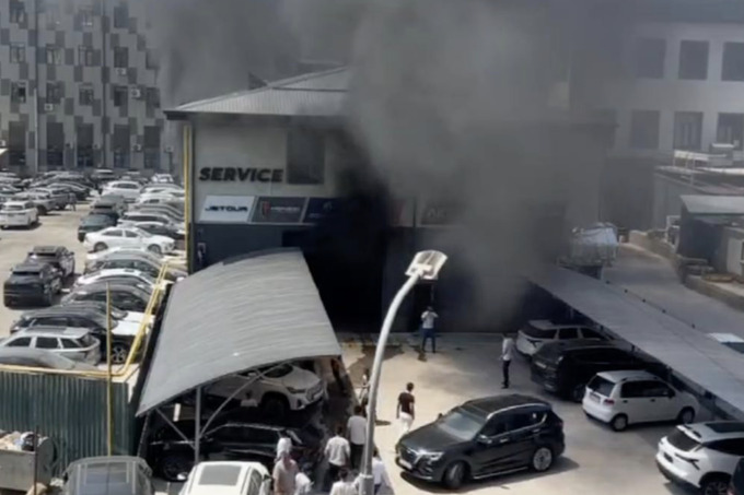 Sergelidagi avtoservisda yong‘in chiqib, 3 ta avtomobil zararlandi (video)