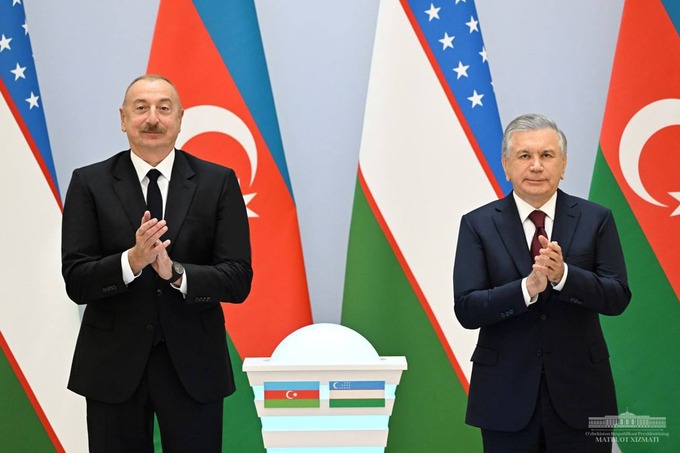 Ilhom Aliyev va Shavkat Mirziyoyev.