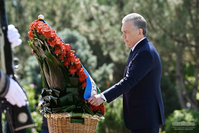 Prezident Islom Karimovning haykali poyiga gulchambar qo‘ydi (foto)