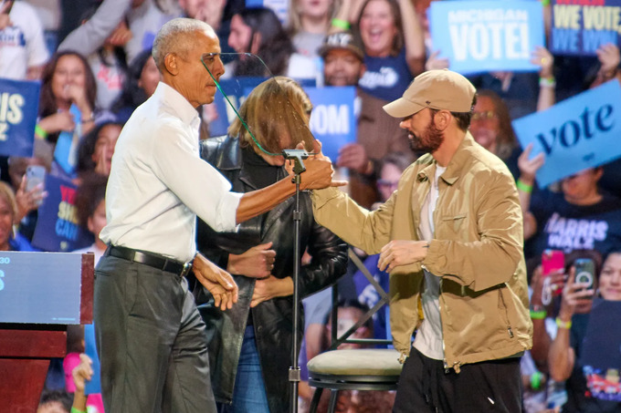 Kamala Harrisni qo‘llab-quvvatlash mitingida Barak Obama rep o‘qidi, Eminem esa nutq so‘zladi (video)