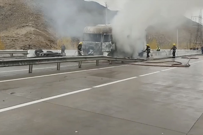 На перевале Камчик сгорел грузовик