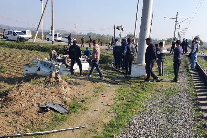 Поезд наехал на Damas в Наманганской области, водитель погиб