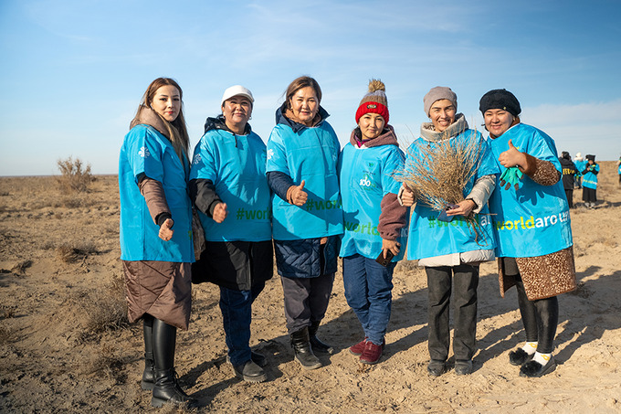 Siberian Wellness высадила более пяти тысяч саженцев на дне Аральского моря