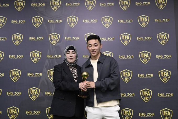 Abbosbek Fayzullayev with his mother at the awarding ceremony.