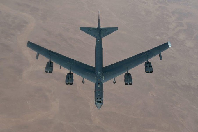 B-52 bombardimonchi samolyoti.