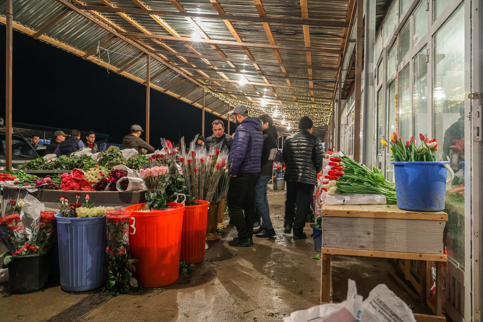 Цветочный базар Ташкента в преддверии 8 марта